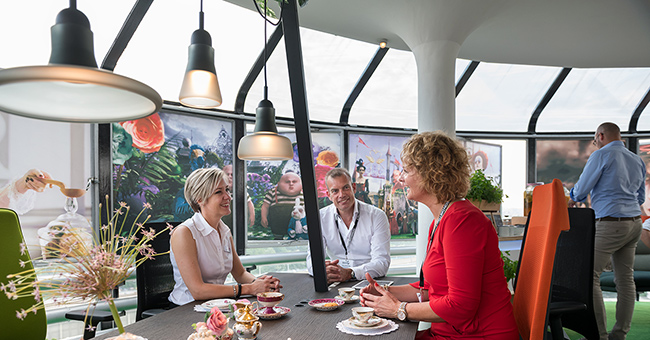 Gesprek onder de lampen van de Dock tafel