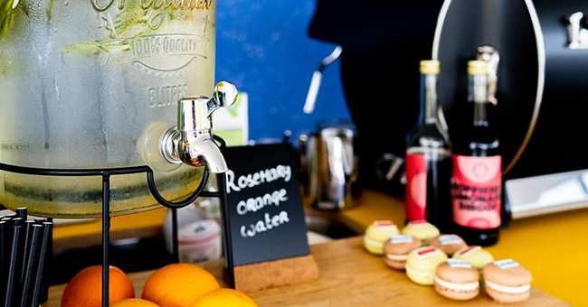 Macarons, koffie en fruitwater
