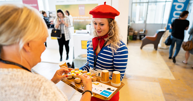 Ook op de begane grond deelden we macarons uit
