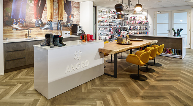 Voor de showroom van Angro werden ook diverse maatwerk kasten door Lande geproduceerd en ontworpen. 