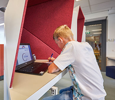 Geconcentreerd aan het werk in de Trigon Shelters.