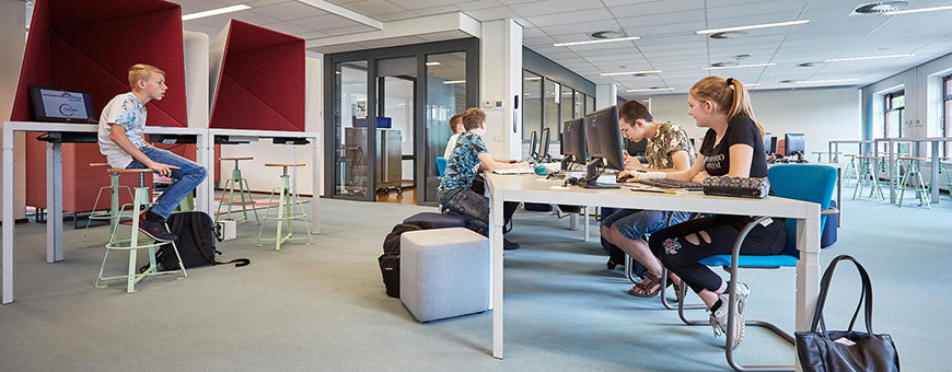 Inrichting Commanderij College met trigon en Trigon Shelters, Dots en Cole Modus stoelen