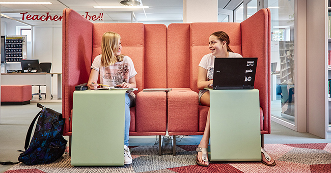 Gezellig naast elkaar studeren in de 1st Class aan het T-Pad laptoptafeltje