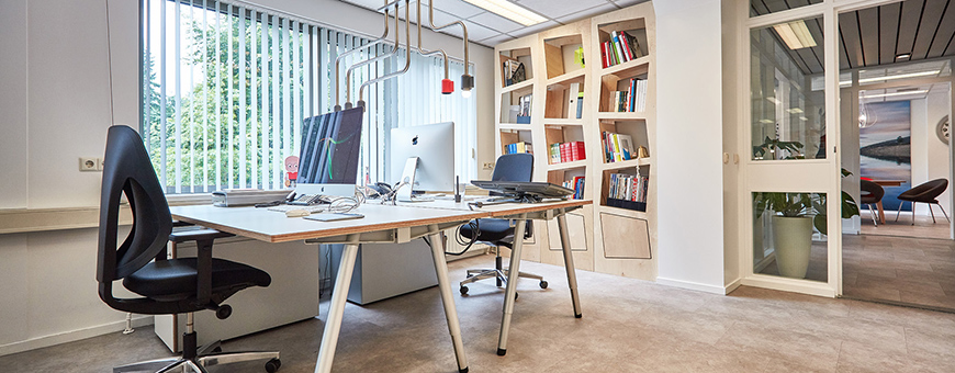 Werkplekken op het kantoor van De Creatieve Afdeling ingericht met de Aluxx tafels, Refinery lamp en 6 Degrees kasten.