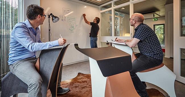Scrummen in de scrumruimte bij De Creatieve Afdeling met 4 Toro´s