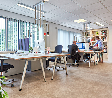 De Vakkenkast 6 Degrees met daarvoor de Aluxx bureau's en Refinery lamp