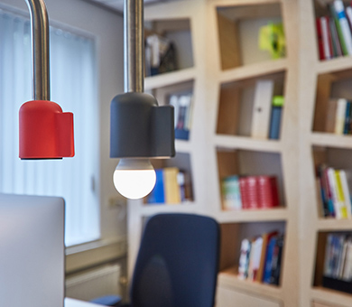 Detailfoto van de Refinery lamp met daarachter de 6 Degrees Vakkenkast
