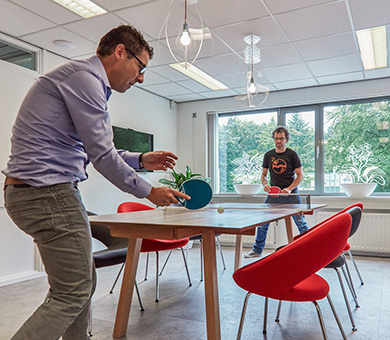 Potje pingpong aan de Ping tafeltennis tafel