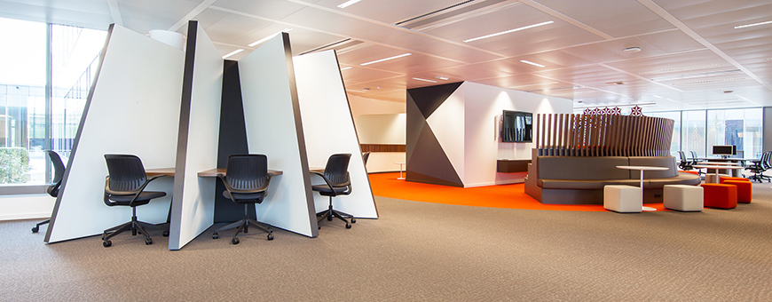 Het kantoor van ING met diverse werkplekken en een maatwerk tribune