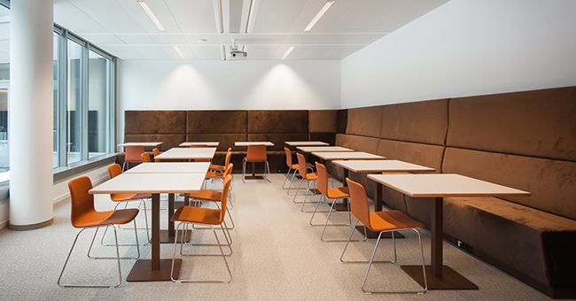 Samenwerk ruimte met X-Ray stoelen, MC Sofa banken en Club tafels