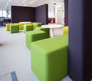 Voor een brainstorm sessie of informele meeting kan er uitgeweken worden naar deze Dots opstelling