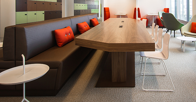 MC Sofa bank en X-Ray stoelen aan een lange tafel voor een informeel overleg