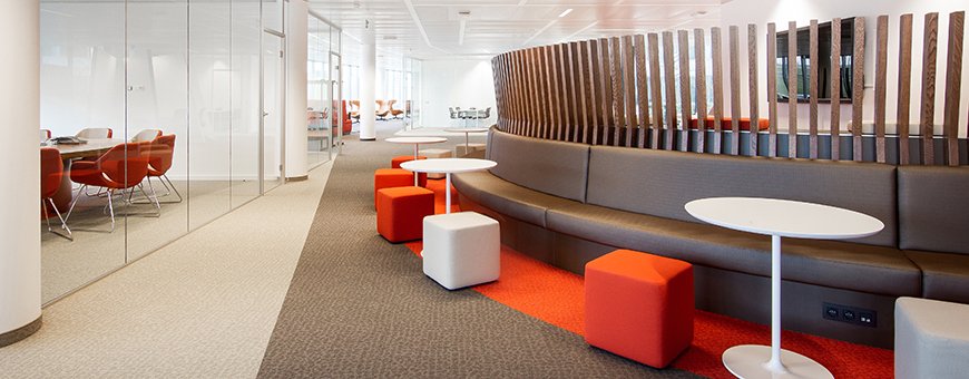 Aan de achterkant van de maatwerk tribune kan kort overlegd of gewerkt worden op deze maatwerk bank met Dots zitjes