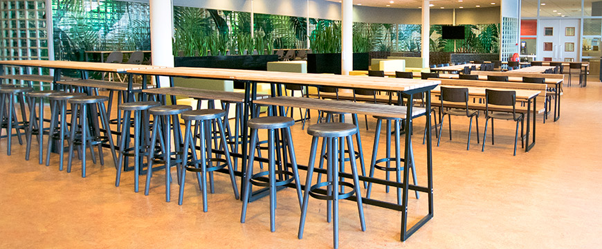 Statafel Buggy Step in de kantine van het Nova College