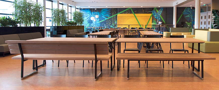 Schoolmeubilair van Lande in de kantine van het Nova College