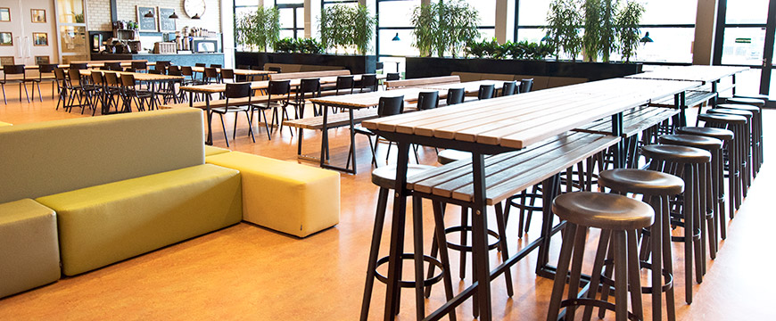 Statafels Buggy Step met Outdoor look om lekker aan te lunchen.
