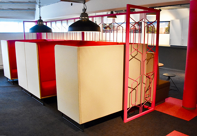 De 1st Class banken met daarachter de Wirepanel roomdividers.