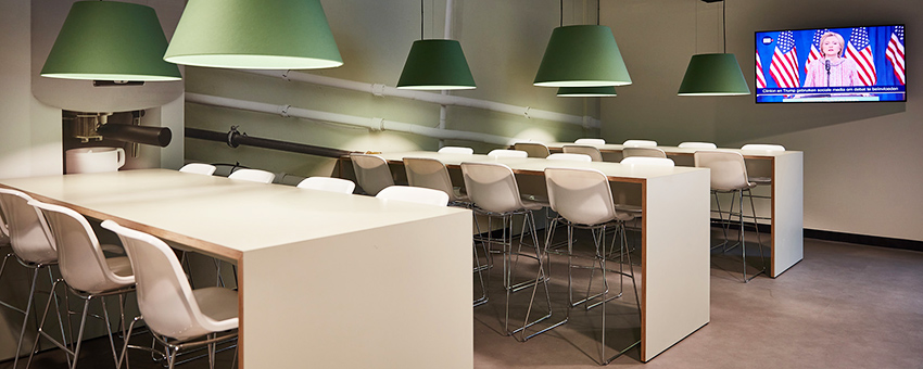 Kantine met hoge Cheek tafels en hoge Spirit stoelen