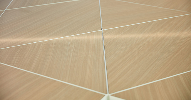 Trigon tafels met houten blad.
