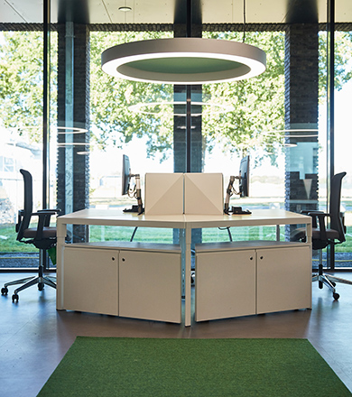 Trigon bureau's in trapezium vorm met een Trigon Shelf erop met Trigon storage eronder.