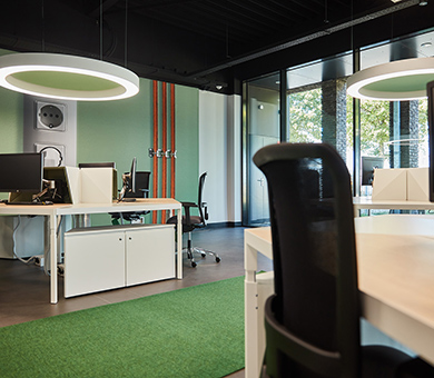 In de groene uitstraling passen de Trigon bureaus prima en zorgen voor een goede routing door het kantoor.