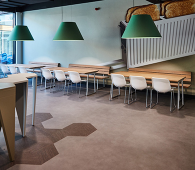 De kantine is ingericht met statafels Trigon Hot Desk en Buggy Outdoor voor de werknemers die liever zitten.