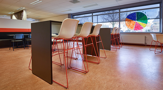 Cheek statafels met op maat gemaakte Spirit barstoelen.