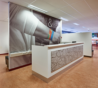 De maatwerk balie werd op maat gemaakt voor het Kempenhorst College.