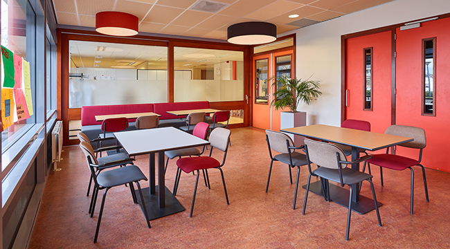 Het restaurant gedeelte met divers Lande horeca meubilair zoals de Club tafel.