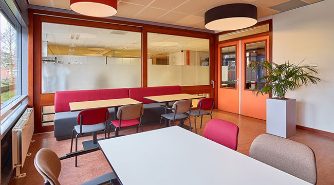 Een kleurrijk sfeertje in het restaurant met Jami 4-poot, MC Sofa wandbank en Club tafels.