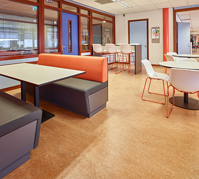 In deze lesruimte ook twee MC Sofa banken als wandbank en zitbank.