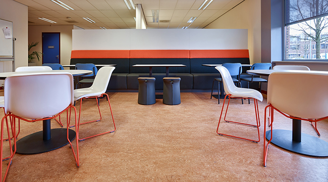 Het zitgedeelte voor theorielessen met Spirit stoelen.