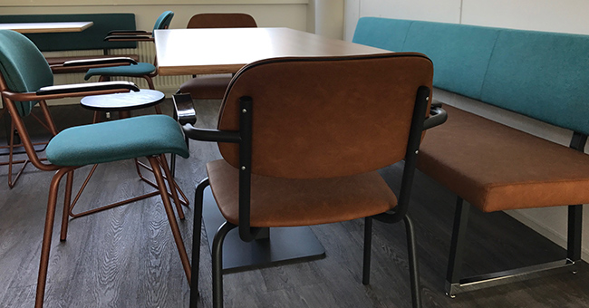 De Jami 4-poot stoelen in kunstleer en blauw stof.