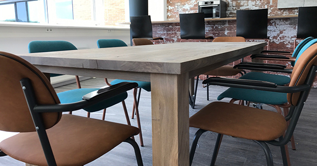 Jami 4-poot stoelen onder andere in kunstleer kleur Saddle in het grand cafe van Prime Vision.