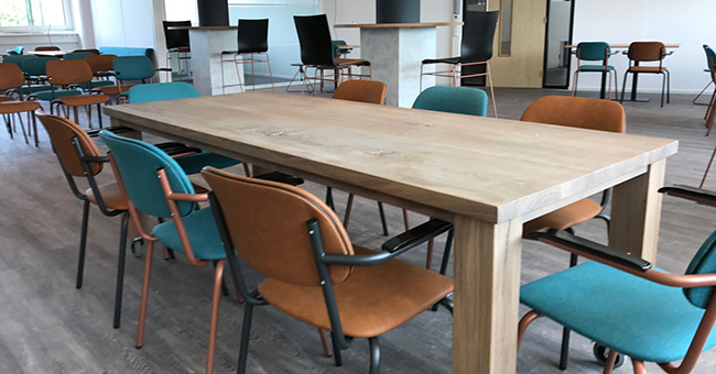 Buggy Back Seat bank aan een vierkante Club tafel