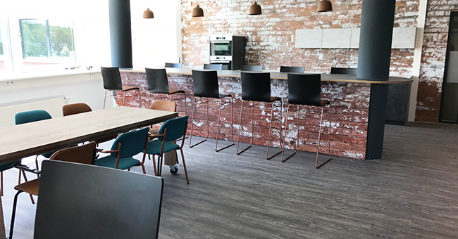 Het grand café met Jami 4-poot stoelen en X-Ray barkrukken.