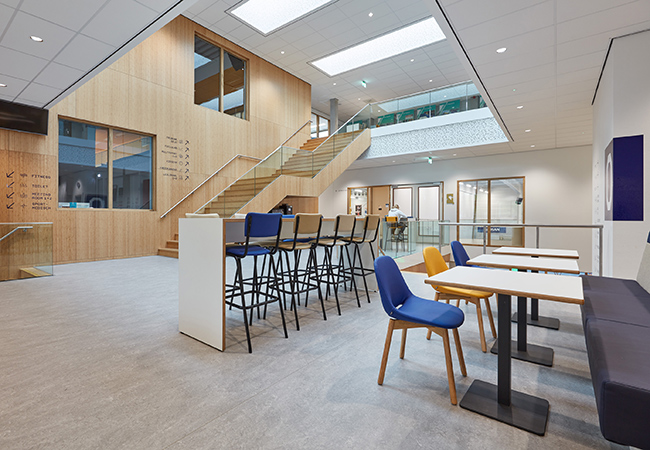 De kantine van de sportaccommodatie werd ingericht met diverse Club en Cheek tafels.