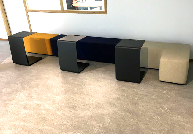 Enkele Dots soft seating zitjes met T-Pad bijzettafels om bijvoorbeeld op je laptop te werken.