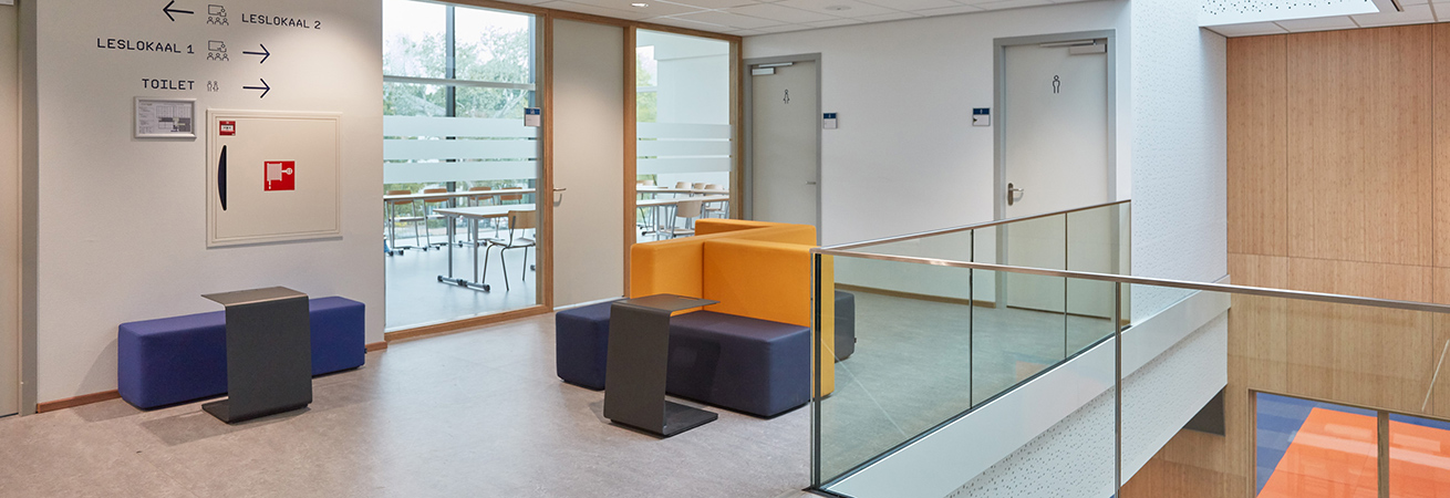 De ingerichte wachtruimte met Dots Up soft seating meubel.