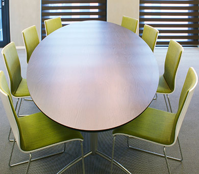 Smith tafel met gestoffeerde X-Ray stoelen