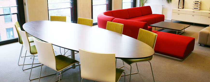 Ovale Smith tafel voor 8 personen met acht X-Ray stoelen 