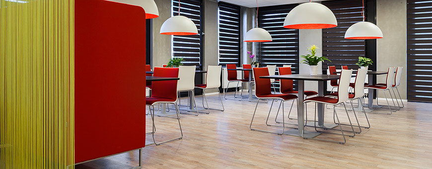 Het gastenverblijf met X-Ray stoelen, Club tafels en 1st Class banken