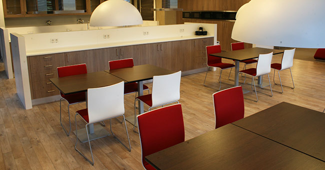 Gestoffeerde X-Ray stoelen en Club tafels