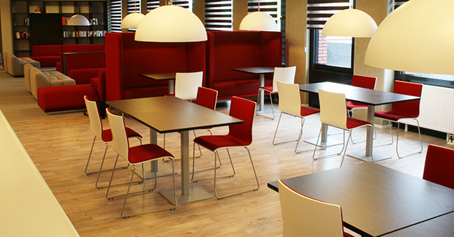 Gestoffeerde X-Ray stoelen en Club tafel met op de achtergrond 1st Class banken