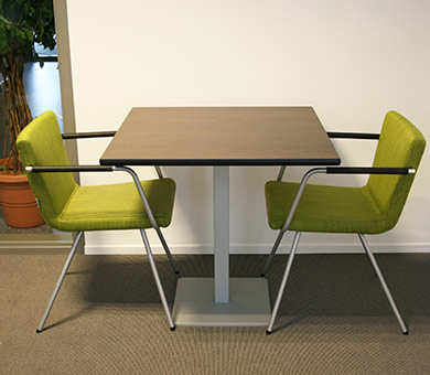 Zitje met Club tafel en de Hopper CE stoelen