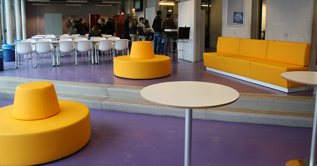 Aula met Club staantafels, Dots Up, MC Sofa bank en Spirit stoelen aan Aluxx tafels