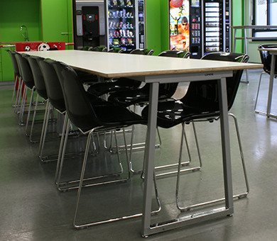 Zwarte Spirit stoelen aan een Buggy tafel. Schoolmeubilair.