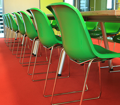 Groene Spirit stoelen aan de Aluxx tafel