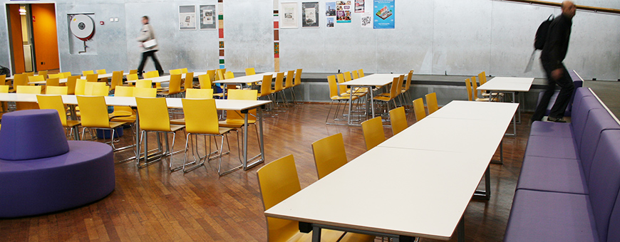 De aula ingericht met Buggy Fold (klaptafel), MC Sofa banken, Dots Up en gele X-Ray stoelen.