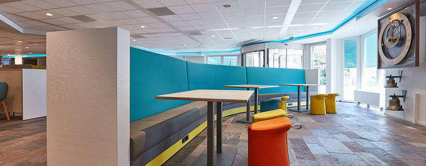 De MC Sofa bank aan de Club tafel in het gemeentehuis.